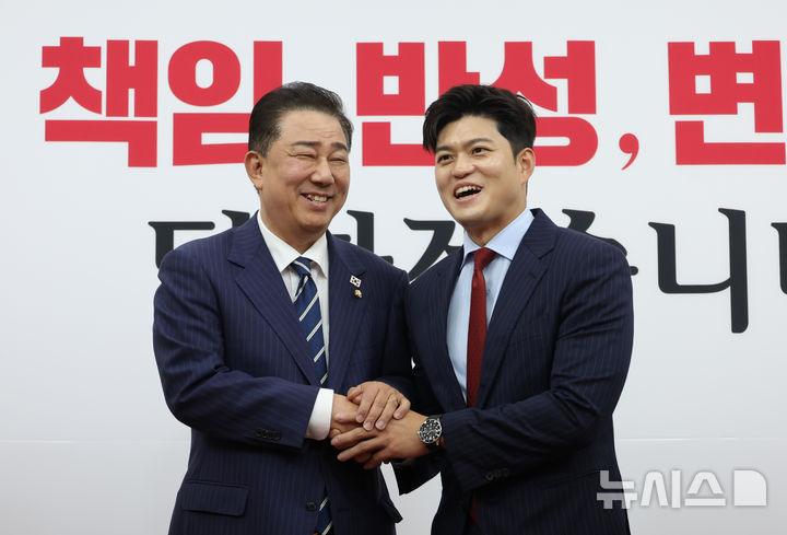 [서울=뉴시스] 고승민 기자 = 김병기 더불어민주당 원내대표와 김용태 국민의힘 비상대책위원장이 17일 서울 여의도 국회에서 만나 기념촬영하고 있다. 2025.06.17. kkssmm99@newsis.com