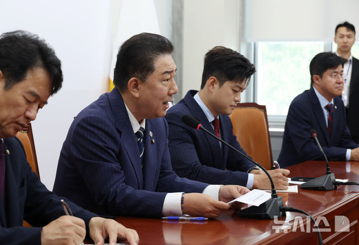 [서울=뉴시스] 고승민 기자 = 김병기 더불어민주당 원내대표가 17일 서울 여의도 국회에서 김용태 국민의힘 비상대책위원장을 만난 자리에서 인사말을 하고 있다. 2025.06.17. kkssmm99@newsis.com