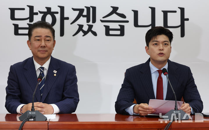 [서울=뉴시스] 고승민 기자 = 김용태 국민의힘 비상대책위원장이 17일 서울 여의도 국회에서 김병기 더불어민주당 원내대표를 접견한 자리에서 인사말을 하고 있다. 2025.06.17. kkssmm99@newsis.com