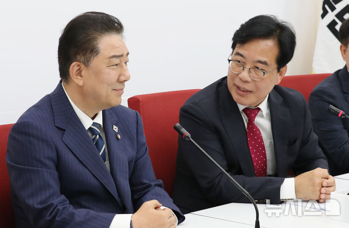 [서울=뉴시스] 김명년 기자 = 송언석 국민의힘 원내대표가 17일 오후 서울 여의도 국회에서 예방온 김병기 더불어민주당 대표 직무대행 겸 원내대표를 바라보고 발언하고 있다.(공동취재) 2025.06.17. photo@newsis.com