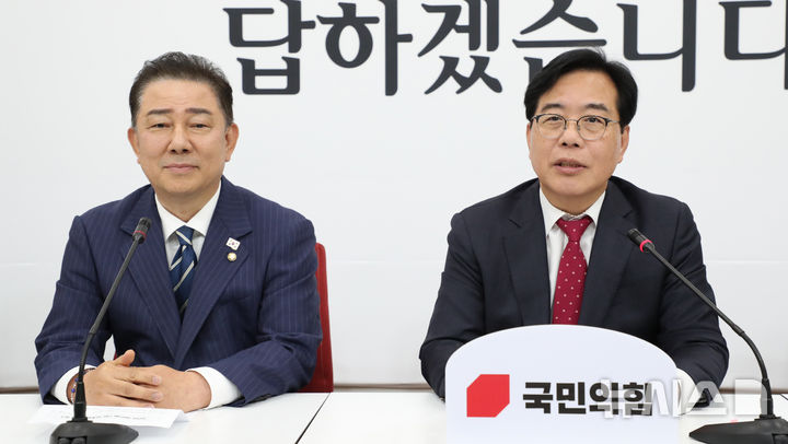 [서울=뉴시스] 김명년 기자 = 송언석(오른쪽) 국민의힘 원내대표가 17일 오후 서울 여의도 국회에서 예방온 김병기 더불어민주당 대표 직무대행 겸 원내대표와 함께 발언하고 있다.(공동취재) 2025.06.17. photo@newsis.com