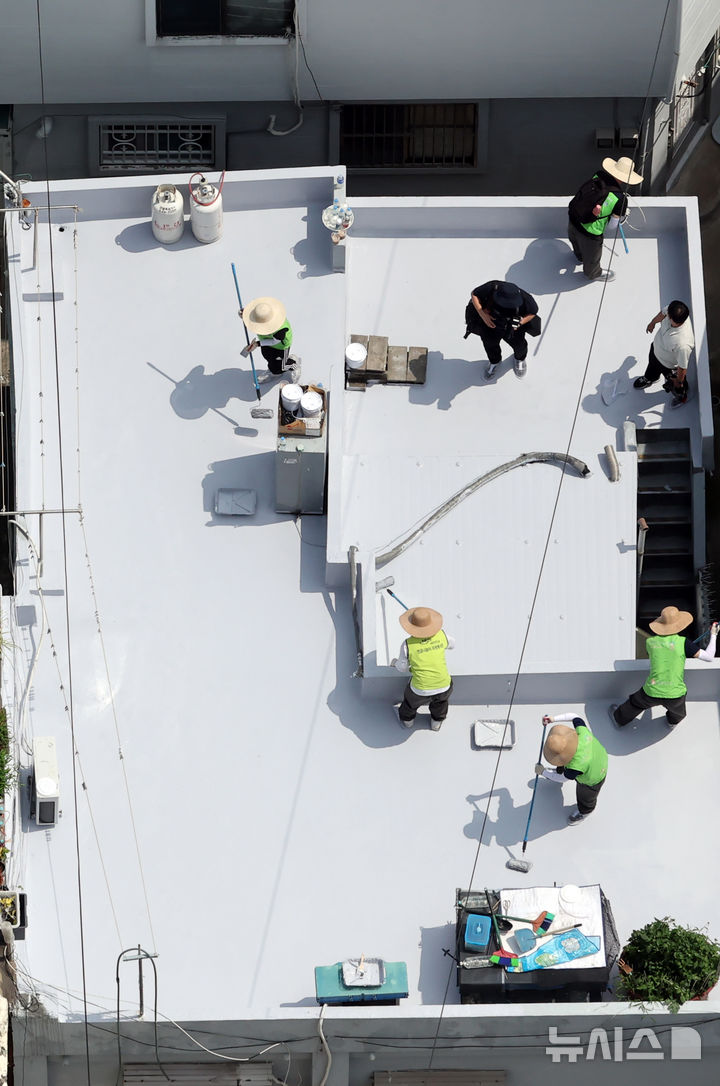 [부산=뉴시스] 하경민 기자 = 부산시자원봉사센터와 7개 기업·기관, 대학생 자원봉사자 등 130여 명이 17일 부산 남구 문현2동 일대 주택 20여 곳의 옥상에서 쿨루프(Cool Roof) 열차단 페인트를 도포하는 봉사활동을 하고 있다.쿨루프는 태양열 반사 및 열 차단 효과가 있는 친환경 도료를 주택 지붕 및 옥상에 도포해 실내온도를 효과적으로 낮추는 기술이다. 2025.06.17. yulnetphoto@newsis.com