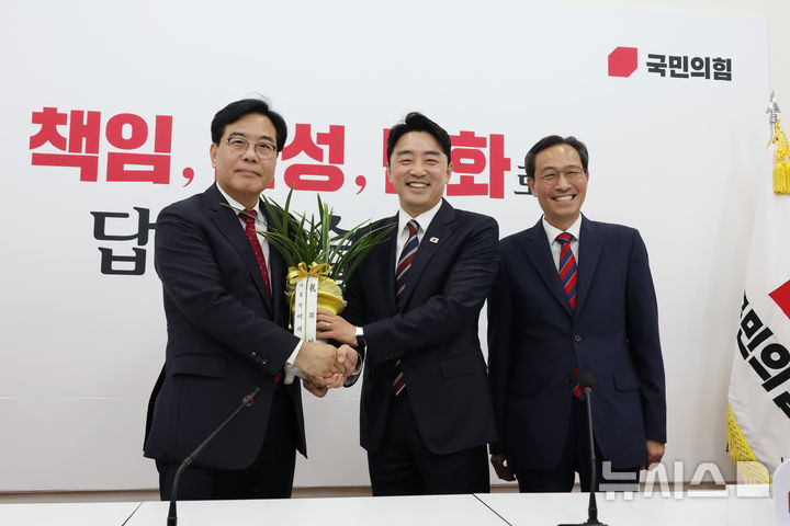 [서울=뉴시스] 고승민 기자 = 강훈식 대통령 비서실장이 17일 서울 여의도 국회 송언석 국민의힘 원내대표실을 예방해 이재명 대통령 명의 축하 난을 전달하고 있다. 2025.06.17. kkssmm99@newsis.com