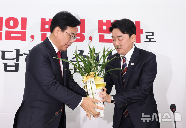 [서울=뉴시스] 고승민 기자 = 강훈식 대통령 비서실장이 17일 서울 여의도 국회 송언석 국민의힘 원내대표실을 예방해 이재명 대통령 명의 축하 난을 전달하고 있다. 2025.06.17. kkssmm99@newsis.com