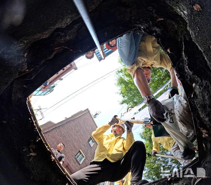 [군포=뉴시스] 김종택 기자 = 본격적인 장마를 앞둔 6월 17일 경기 군포시 산본동 다세대주택 일대에서 관계자들이 빗물받이 점검 및 청소를 하고 있다. (공동취재) 2025.06.17. photo@newsis.com