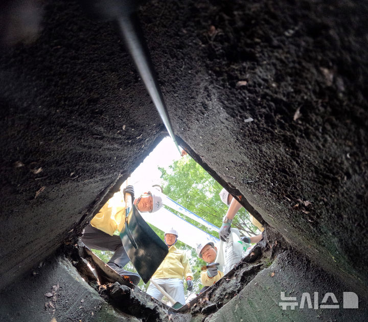 [평창=뉴시스] 빗물받이 점검·청소. (사진=뉴시스 DB). photo@newsis.com