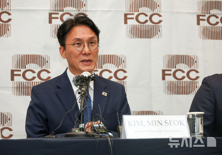 [서울=뉴시스] 김명원 기자 = 김민석 국무총리 후보자가 17일 서울 중구 한국프레스센터에서 열린 외신기자 간담회에 참석해 발언하고 있다. (공동취재) 2025.06.17. photo@newsis.com