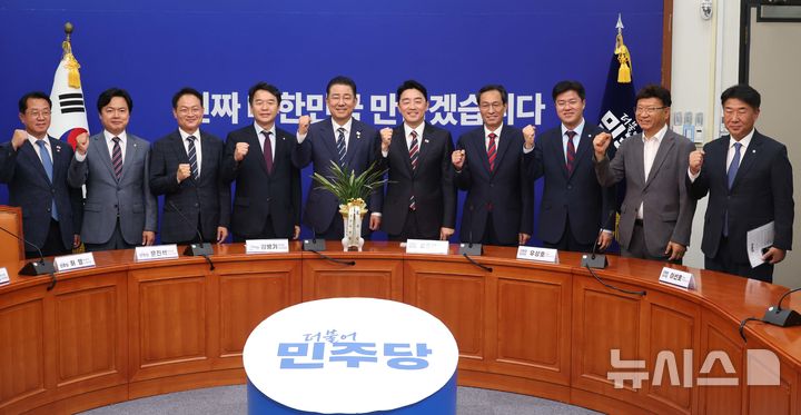 [서울=뉴시스] 조성봉 기자 = 김병기 더불어민주당 당대표 직무대행 겸 원내대표가 17일 서울 여의도 국회에서 예방 온 강훈식 대통령실 비서실장, 우상호 정무수석 등과 기념촬영을 하고 있다. 왼쪽부터 문금주, 김현정 대변인, 허영 정책수석부대표, 문진석 운영수석부대표, 김병기 당대표 직무대행, 강 비서실장, 우 정무수석, 박상혁 소통수석부대표, 이선호 대통령실 자치발전 비서관, 이기헌 원내대표비서실장. 2025.06.17. suncho21@newsis.com