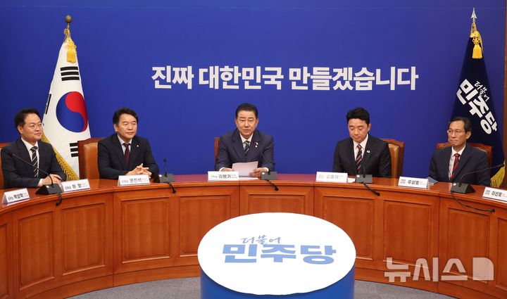 [서울=뉴시스] 조성봉 기자 = 김병기 더불어민주당 당대표 직무대행 겸 원내대표가 17일 서울 여의도 국회에서 예방온 강훈식 대통령실 비서실장과 우상호 정무수석에게 인사말을 하고 있다. 왼쪽부터 문진석 운영수석부대표, 김병기 당대표 직무대행, 강 비서실장, 우 정무수석. 2025.06.17. suncho21@newsis.com
