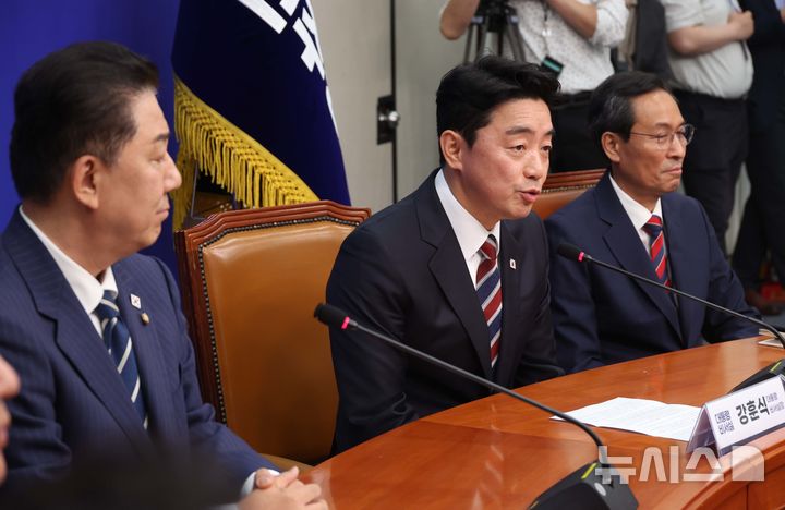 [서울=뉴시스] 조성봉 기자 = 강훈식 대통령실 비서실장이 17일 서울 여의도 국회에 김병기 더불어민주당 당대표 직무대행 겸 원내대표를 예방하며 인사말을 있다. 왼쪽부터 김병기 당대표 직무대행 겸 원내대표, 강 비서실장, 우상호 정무수석. 2025.06.17. suncho21@newsis.com