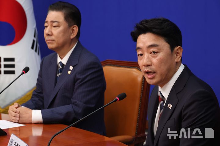 [서울=뉴시스] 조성봉 기자 = 강훈식 대통령실 비서실장이 17일 서울 여의도 국회에서 김병기 더불어민주당 당대표 직무대행 겸 원내대표를 예방하며 인사말을 하고 있다. 2025.06.17. suncho21@newsis.com