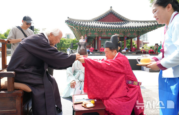 [제주=뉴시스] 우장호 기자 = 17일 오후 제주목 관아 망경루 앞마당에서 제주도 세계유산본부 주최로 '제주 양로' 재현 행사가 열리고 있다.제주양로는 1432년(세종 14)에 시작된 전통 행사로, 각 지방 수령들이 왕을 대신해 노인을 대접하던 연회다. 1702년 11월19일 제주목사 이형상이 망경루 앞에서 제주목에 거주하던 노인들(당시 80세 이상 183명, 90세 이상 23명, 100세 이상 3명)을 모시고 양로연을 시행한 모습이 탐라순력도에 생생하게 묘사됐다. 2025.06.17. woo1223@newsis.com