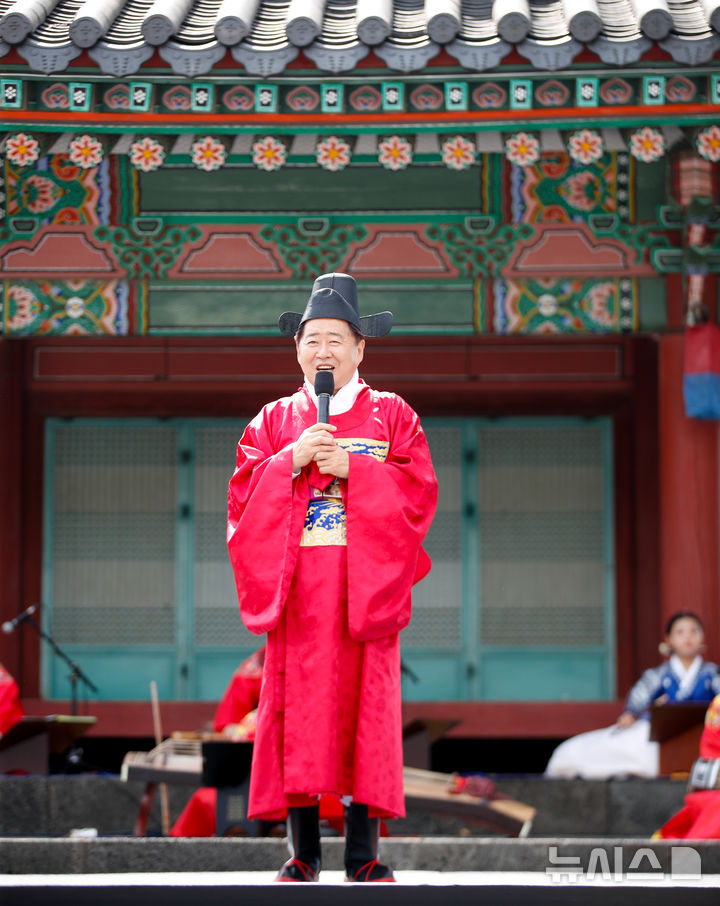 [제주=뉴시스] 우장호 기자 = 제주목사 역할을 맡은 오영훈 제주지사가 17일 오후 제주목 관아 망경루 앞마당에서 열린 '제주 양로' 재현 행사에서 인사말을 하고 있다.제주양로는 1432년(세종 14)에 시작된 전통 행사로, 각 지방 수령들이 왕을 대신해 노인을 대접하던 연회다. 1702년 11월19일 제주목사 이형상이 망경루 앞에서 제주목에 거주하던 노인들(당시 80세 이상 183명, 90세 이상 23명, 100세 이상 3명)을 모시고 양로연을 시행한 모습이 탐라순력도에 생생하게 묘사됐다. 2025.06.17. woo1223@newsis.com