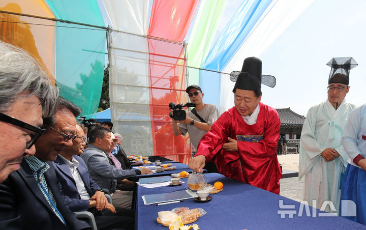 [제주=뉴시스] 우장호 기자 = 오영훈 제주지사가 17일 오후 제주목 관아 망경루 앞마당에서 제주도 세계유산본부 주최로 열린 '제주 양로' 재현 행사에서 어르신들께 차를 대접하고 있다.제주양로는 1432년(세종 14)에 시작된 전통 행사로, 각 지방 수령들이 왕을 대신해 노인을 대접하던 연회다. 1702년 11월19일 제주목사 이형상이 망경루 앞에서 제주목에 거주하던 노인들(당시 80세 이상 183명, 90세 이상 23명, 100세 이상 3명)을 모시고 양로연을 시행한 모습이 탐라순력도에 생생하게 묘사됐다. 2025.06.17. woo1223@newsis.com