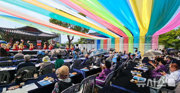 [제주=뉴시스] 우장호 기자 = 17일 오후 제주목 관아 망경루 앞마당에서 제주도 세계유산본부 주최로 '제주 양로' 재현 행사가 열리고 있다.제주양로는 1432년(세종 14)에 시작된 전통 행사로, 각 지방 수령들이 왕을 대신해 노인을 대접하던 연회다. 1702년 11월19일 제주목사 이형상이 망경루 앞에서 제주목에 거주하던 노인들(당시 80세 이상 183명, 90세 이상 23명, 100세 이상 3명)을 모시고 양로연을 시행한 모습이 탐라순력도에 생생하게 묘사됐다. 2025.06.17. woo1223@newsis.com