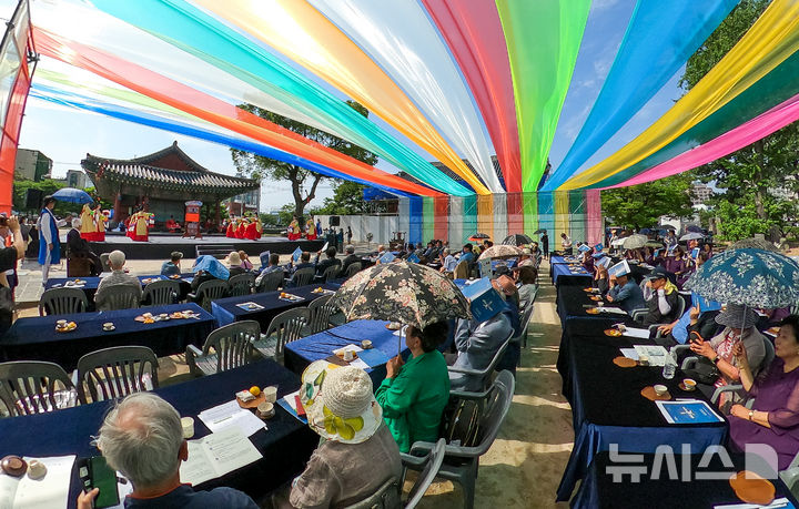 [제주=뉴시스] 우장호 기자 = 17일 오후 제주목 관아 망경루 앞마당에서 제주도 세계유산본부 주최로 '제주 양로' 재현 행사가 열리고 있다.제주양로는 1432년(세종 14)에 시작된 전통 행사로, 각 지방 수령들이 왕을 대신해 노인을 대접하던 연회다. 1702년 11월19일 제주목사 이형상이 망경루 앞에서 제주목에 거주하던 노인들(당시 80세 이상 183명, 90세 이상 23명, 100세 이상 3명)을 모시고 양로연을 시행한 모습이 탐라순력도에 생생하게 묘사됐다. 2025.06.17. woo1223@newsis.com