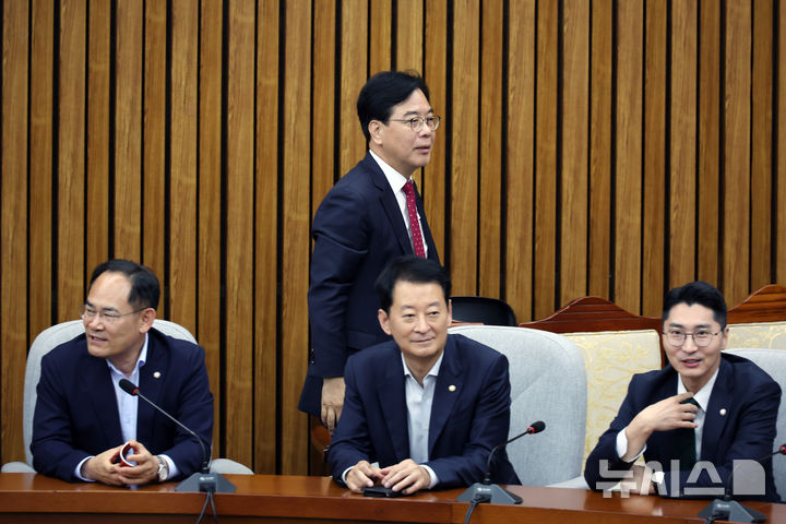 [서울=뉴시스] 고승민 기자 = 송언석 국민의힘 원내대표가 17일 서울 여의도 국회에서 열린 초선의원 간담회에서 의원들과 인사 후 자리로 향하고 있다. 2025.06.17. kkssmm99@newsis.com