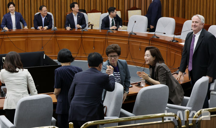 [서울=뉴시스] 고승민 기자 = 송언석 국민의힘 원내대표가 17일 서울 여의도 국회에서 열린 초선의원 간담회에서 시작 전 의원들과 인사를 하고 있다. 2025.06.17. kkssmm99@newsis.com