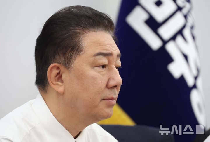 [서울=뉴시스] 조성봉 기자 = 김병기 더불어민주당 당대표 직무대행 겸 원내대표가 지난 17일 서울 여의도 국회에서 열린 원내대책회의에서 잠시 생각에 잠겨 있다. 2025.06.17. suncho21@newsis.com