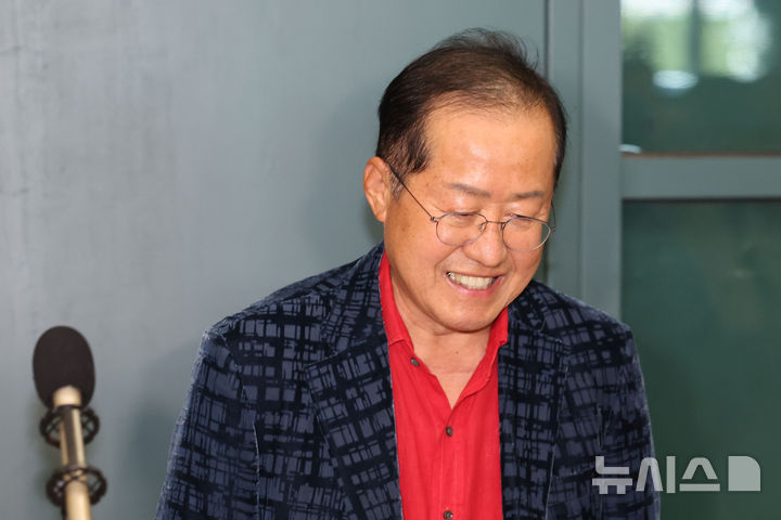 [인천공항=뉴시스] 권창회 기자 = 국민의힘 대선 후보 경선에서 탈락한 뒤 정계 은퇴를 선언하고 하와이에 체류했던 홍준표 전 대구시장이 17일 인천 중구 인천국제공항 제1터미널을 통해 귀국하고 있다. 2025.06.17. kch0523@newsis.com