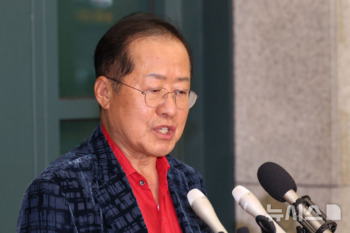 [인천공항=뉴시스] 권창회 기자 = 국민의힘 대선 후보 경선에서 탈락한 뒤 정계 은퇴를 선언하고 하와이에 체류했던 홍준표 전 대구시장이 17일 인천 중구 인천국제공항 제1터미널을 통해 귀국해 발언하고 있다. 2025.06.17. kch0523@newsis.com