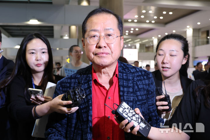 [인천공항=뉴시스] 권창회 기자 = 국민의힘 대선 후보 경선에서 탈락한 뒤 정계 은퇴를 선언하고 하와이에 체류했던 홍준표 전 대구시장이 17일 인천 중구 인천국제공항 제1터미널을 통해 귀국한 뒤 이동하고 있다. 2025.06.17. kch0523@newsis.com