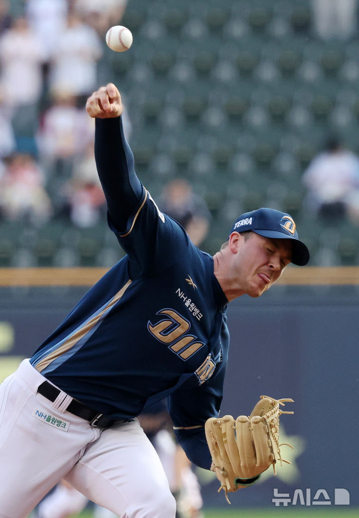 [서울=뉴시스] 배훈식 기자 = 17일 오후 서울 송파구 잠실야구장에서 열린 2025 신한 쏠뱅크 KBO리그 LG 트윈스와 NC 다이노스의 경기, 1회말 NC 선발투수 라일리가 힘차게 공을 뿌리고 있다. 2025.06.17. dahora83@newsis.com