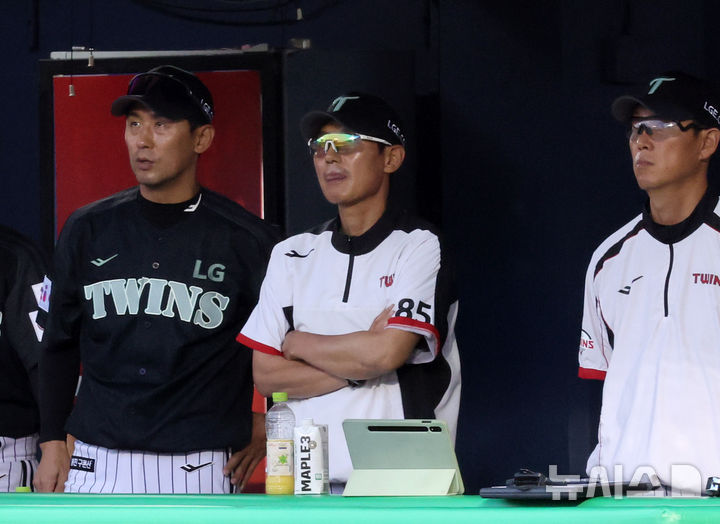 [서울=뉴시스] 배훈식 기자 = 17일 오후 서울 송파구 잠실야구장에서 열린 2025 신한 쏠뱅크 KBO리그 LG 트윈스와 NC 다이노스의 경기, 4회초 2점차로 경기를 끌려가자 LG 염경엽 감독이 입술에 침을 바르며 그라운드를 응시하고 있다. 2025.06.17. dahora83@newsis.com