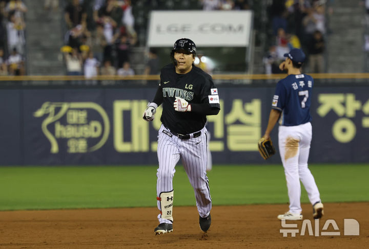 [서울=뉴시스] 배훈식 기자 = 지난달 17일 오후 서울 송파구 잠실야구장에서 열린 2025 신한 쏠뱅크 KBO리그 LG 트윈스와 NC 다이노스의 경기, 5회말 1사 1루 상황에서 LG 김현수가 추격의 투런 홈런을 날린 뒤 그라운드를 돌고 있다. 2025.06.17. dahora83@newsis.com