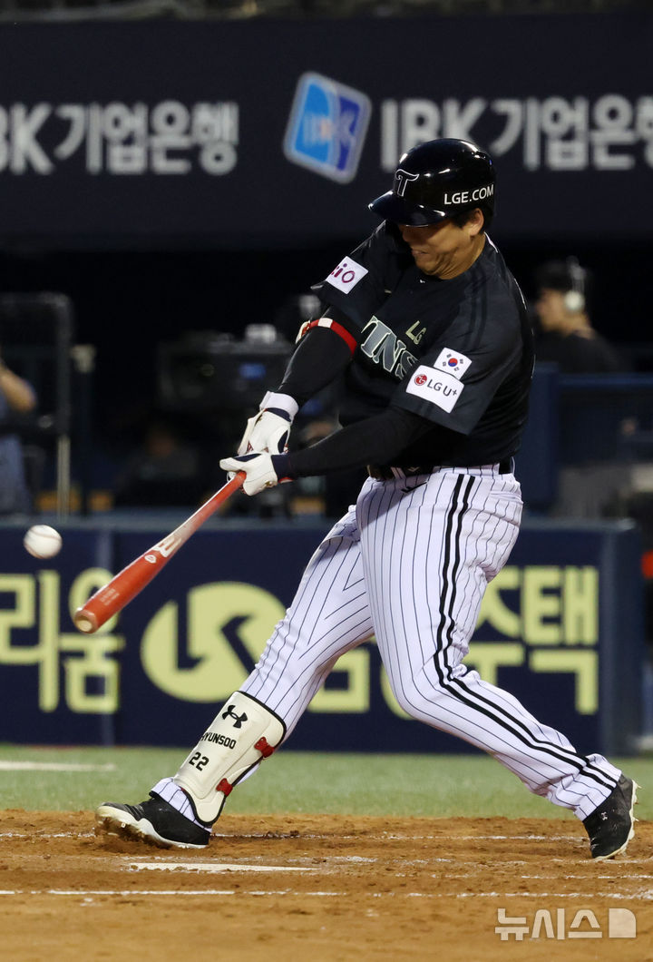 [서울=뉴시스] 배훈식 기자 = 17일 오후 서울 송파구 잠실야구장에서 열린 2025 신한 쏠뱅크 KBO리그 LG 트윈스와 NC 다이노스의 경기, 5회말 1사 1루 상황에서 LG 김현수가 추격의 투런 홈런을 날리고 있다. 2025.06.17. dahora83@newsis.com