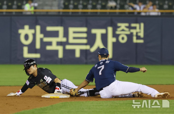 [서울=뉴시스] 배훈식 기자 = 17일 오후 서울 송파구 잠실야구장에서 열린 2025 신한 쏠뱅크 KBO리그 LG 트윈스와 NC 다이노스의 경기, 7회말 1사 1루 주자 LG 박해민이 KBO 최초 12시즌 연속 20도루에 성공하고 있다. 2025.06.17. dahora83@newsis.com