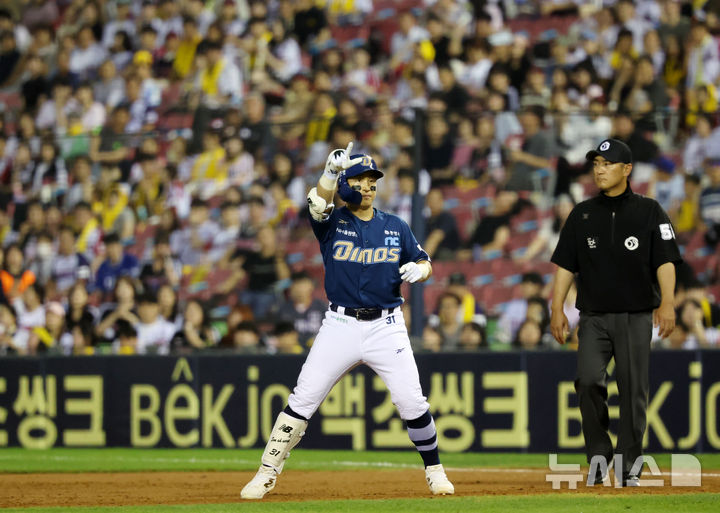 [서울=뉴시스] 배훈식 기자 = 17일 오후 서울 송파구 잠실야구장에서 열린 2025 신한 쏠뱅크 KBO리그 LG 트윈스와 NC 다이노스의 경기, 8회초 2사 1, 2루 상황에서 NC 대타 손아섭이 1타점 적시타를 때린 뒤 덕아웃을 향해 세리머니를 하고 있다. 2025.06.17. dahora83@newsis.com