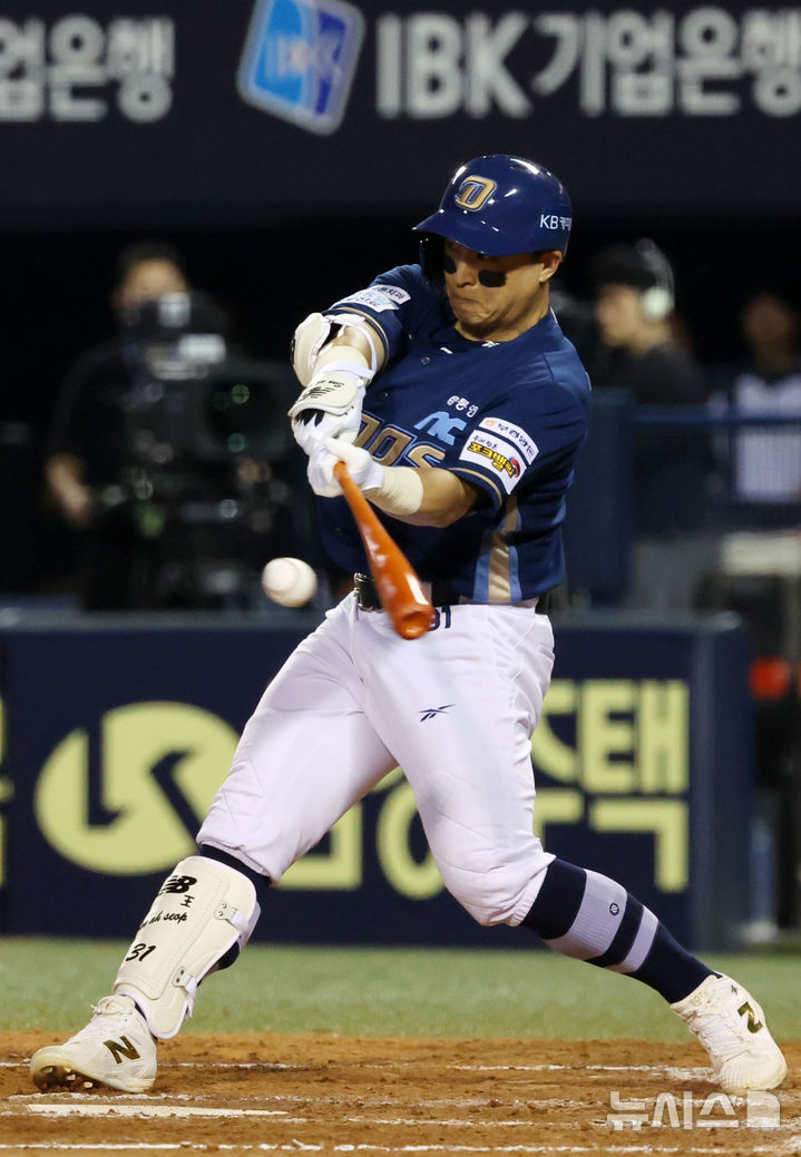 [서울=뉴시스] 배훈식 기자 = 17일 오후 서울 송파구 잠실야구장에서 열린 2025 신한 쏠뱅크 KBO리그 LG 트윈스와 NC 다이노스의 경기, 8회초 2사 1, 2루 상황에서 NC 대타 손아섭이 1타점 적시타를 때리고 있다. 2025.06.17. dahora83@newsis.com