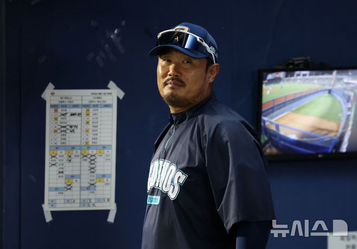 [서울=뉴시스] 배훈식 기자 = 17일 오후 서울 송파구 잠실야구장에서 열린 2025 신한 쏠뱅크 KBO리그 LG 트윈스와 NC 다이노스의 경기, 9회초 1사 NC 김휘집이 승부의 쐐기를 박는 솔로 홈런을 터뜨리자 이호준 감독이 흐뭇한 표정을 하고 있다. 2025.06.17. dahora83@newsis.com