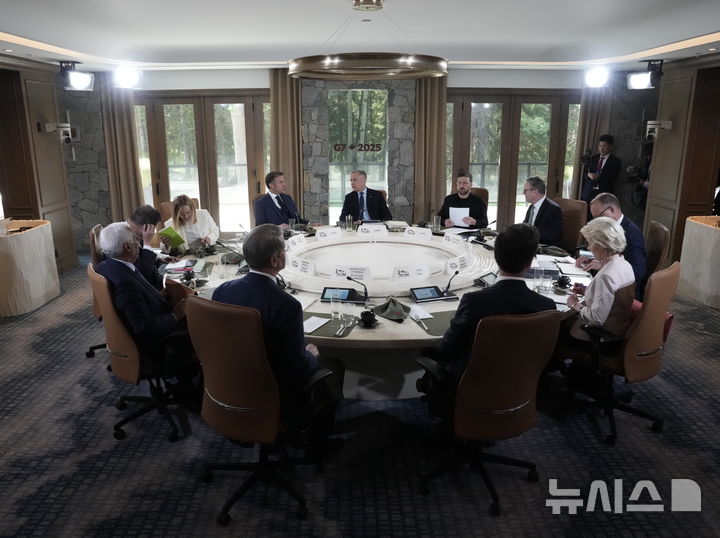 [카나나스키스=AP/뉴시스] 17일(현지 시간) 캐나다 앨버타주 캐내내스키스에서 열린 주요 7개국(G7) 정상회의에 볼로디미르 젤렌스키 우크라이나 대통령이 참석해 마크 카니(가운데) 캐나다 총리 옆에 앉아 있다. 젤렌스키 대통령은 전날 도널드 트럼프 미국 대통령이 앉았던 자리에 앉았다. 2025.06.18.