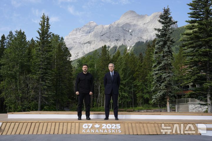 [캐내내스키스=AP/뉴시스] 마크 카니 캐나다 총리(오른쪽)와 볼로디미르 젤렌스키 우크라이나 대통령이 지난 6월17일 캐나다 캐내내스키스에서 열린 G7 정상회의에서 기념촬영을 하고 있다. 카니 총리는 젤렌스키와 트럼프의 종전 회담을 하루 앞둔 12월 27일 캐나다의 핼리팩스에서 만나 우크라이나에 대한 추가 지원을 약속했다. 2025. 12. 28. 