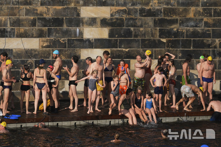 [베를린=AP/뉴시스] 17일(현지 시간) 독일 베를린 슈프레강에서 시민들이 수영 금지 해제를 촉구하며 수영하고 있다. 슈프레강은 수질 오염에 따른 보건 위험으로 100년 넘게 수영이 금지됐으며 강물과 분리된 부유식 수영장만 운영되고 있다. 시민 주도 비영리단체 '플루스바트 베를린'은 슈프레강이 수영할 만큼 수질이 개선됐다면서 수영 허용을 촉구하고 있다. 2025.06.18.