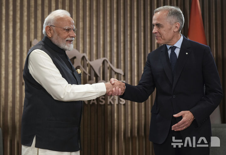 [카나나스키스(캐나다)=AP/뉴시스] 나렌드라 모디 인도 총리(왼쪽)와 마크 카니 캐나다 총리가 17일(현지 시간) 캐나다 앨버타주 카나나스키스에서 열린 주요 7개국(G7) 정상회의 회담 중 악수하고 있다. 2025.06.20.