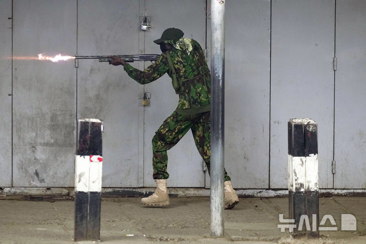 <font style="vertical-align: inherit;"><font style="vertical-align: inherit;">[나이로비=AP/뉴시스] 17일(현지 시간) 케냐 나이로비에서 최근 반정부 블로거 오즈왕이 구금 중 의문사한 것을 두고 진상 규명을 요구하는 대규모 시위가 열린 가운데 경찰이 총을 쏘고 있다. 2025.06.18.</font></font>