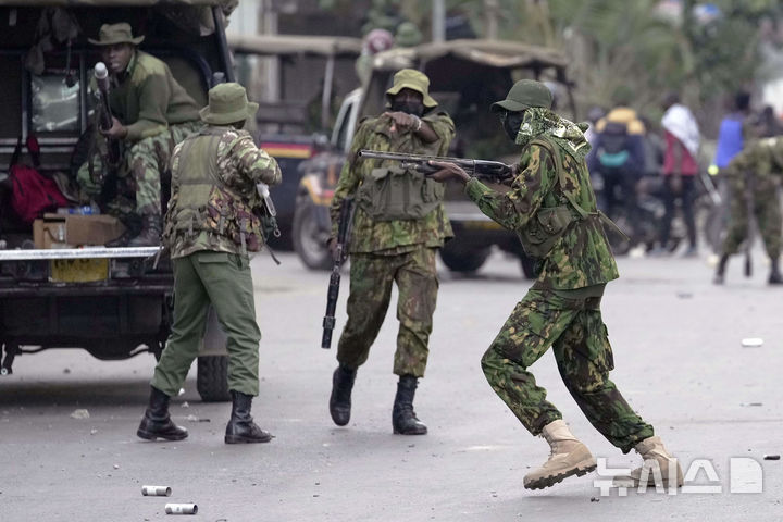 <font style="vertical-align: inherit;"><font style="vertical-align: inherit;">[나이로비=AP/뉴시스] 17일(현지 시간) 케냐 나이로비에서 최근 반정부 블로거 오즈왕이 구금 중 의문사한 것을 두고 진상 규명을 요구하는 대규모 시위가 열린 가운데 경찰이 민간인 추정 남성을 향해 총을 겨누고 있다. 2025.06.18.</font></font>