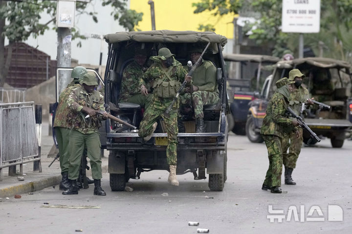 <font style="vertical-align: inherit;"><font style="vertical-align: inherit;">[나이로비=AP/뉴시스] 17일(현지 시간) 케냐 나이로비에서 최근 반정부 블로거 오즈왕이 구금 중 의문사한 것을 두고 진상 규명을 요구하는 대규모 시위가 열린 가운데 경찰이 차량에서 내리고 있다. 2025.06.18.</font></font>