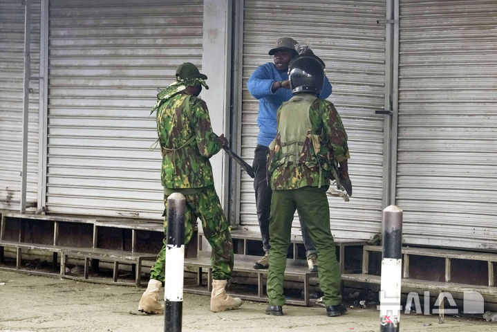 [나이로비=AP/뉴시스] 17일(현지 시간) 케냐 나이로비에서 최근 반정부 블로거 오즈왕이 구금 중 의문사한 것을 두고 진상 규명을 요구하는 대규모 시위가 열린 가운데 경찰이 민간인 추정 남성과 대화하고 있다. 2025.06.18.<font style="vertical-align: inherit;"><font style="vertical-align: inherit;"></font></font>
