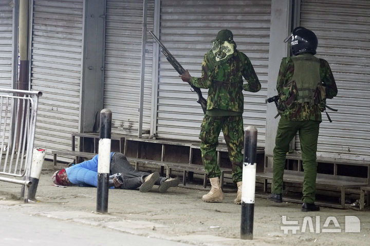 <font style="vertical-align: inherit;"><font style="vertical-align: inherit;">[나이로비=AP/뉴시스] 17일(현지 시간) 케냐 나이로비에서 최근 반정부 블로거 오즈왕이 구금 중 의문사한 것을 두고 진상 규명을 요구하는 대규모 시위가 열린 가운데 민간인 추정 남성이 경찰이 쏜 총을 맞고 쓰러져 있다. 2025.06.18.</font></font>