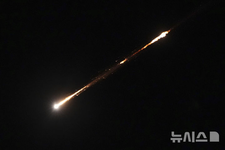 [예루살렘=AP/뉴시스] 17일(현지 시간) 이스라엘 예루살렘 상공에서 이란이 발사한 미사일이 궤적을 그리며 비행하고 있다. 2025.06.18.