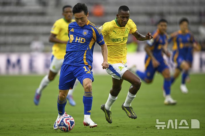 [올랜도=AP/뉴시스] 울산 현대의 엄원상이 17일(현지 시간) 미 플로리다주 올랜도 인터앤코 스타디움에서 열린 2025 국제축구연맹(FIFA) 클럽 월드컵 F조 조별리그 1차전 마멜로디 선다운스(남아공)와의 경기 중 공을 몰고있다. 울산은 전반 36분 실점하며 0-1로 전반을 마쳤다. 2025.06.18.