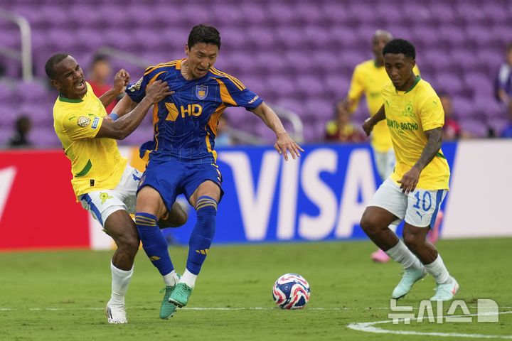 [올랜도=AP/뉴시스] 울산 현대의 정우영(가운데)이 17일(현지 시간) 미 플로리다주 올랜도 인터앤코 스타디움에서 열린 2025 국제축구연맹(FIFA) 클럽 월드컵 F조 조별리그 1차전 마멜로디 선다운스(남아공)와의 경기 중 공을 다투고 있다. 울산은 전반 36분 실점하며 0-1로 전반을 마쳤다. 2025.06.18.