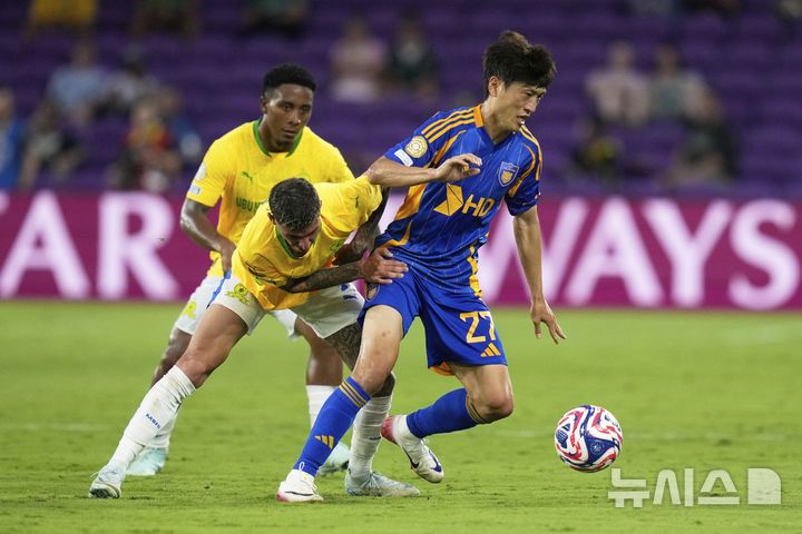 [올랜도=AP/뉴시스] 울산 현대의 이청용(오른쪽)이 17일(현지 시간) 미 플로리다주 올랜도 인터앤코 스타디움에서 열린 2025 국제축구연맹(FIFA) 클럽 월드컵 F조 조별리그 1차전 마멜로디 선다운스(남아공)와의 경기 중 공을 다투고 있다. 울산이 0-1로 패하며 1차전을 마쳤다. 2025.06.18.