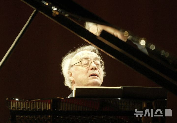 [런던=AP/뉴시스] 피아니스트 알프레드 브렌델. 2025.06.18.