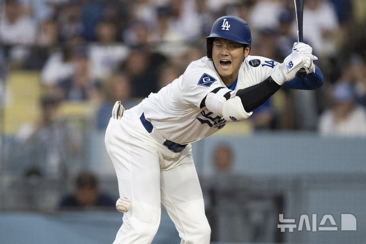 [로스엔젤레스=AP/뉴시스] 메이저리그(MLB) LA 다저스의 오타니 쇼헤이가 18일(한국 시간) 미국 캘리포니아주 로스앤젤레스의 다저스타디움에서 벌어진 2025 MLB 샌디에이고와의 경기에서 3회말 상대 선발이 던진 공에 오른쪽 허벅지를 맞아 괴로워하고 있다. 2025.06.18.