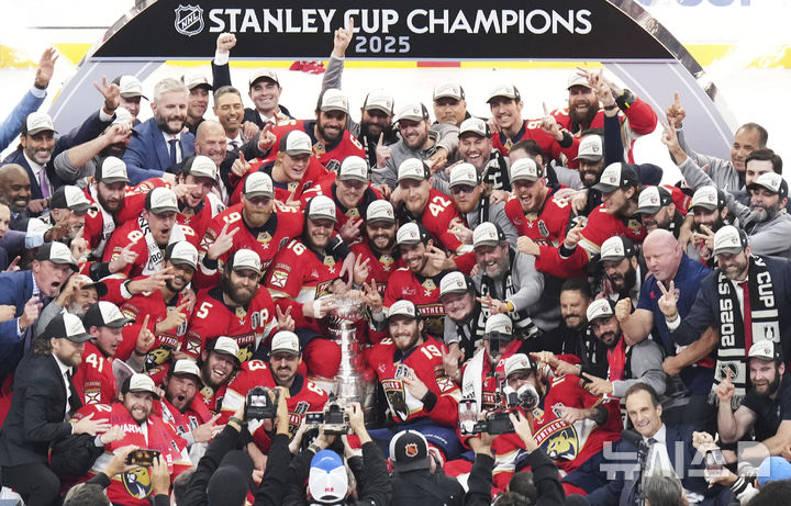 [선라이즈=AP/뉴시스] 2025 북미 프로아이스하키 내셔널하키리그(NHL) 스탠리컵 파이널에서 우승한 플로리다 팬서스. 2025.06.17.